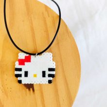 Colar cordão Sanrio Hello Kitty pixel art