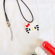 Colar cordão Sanrio Hello Kitty pixel art