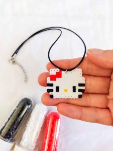 Colar cordão Sanrio Hello Kitty pixel art